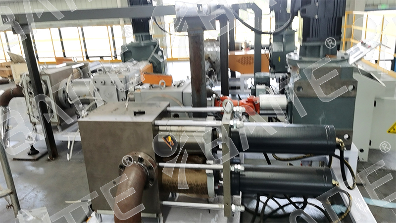 Hot melt adhesive extrusion screen changer